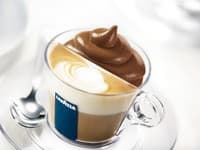 Cappuccino ozdobené penou a šľahačkou.