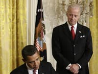 Prezident Barack Obama pri podpise zákona.