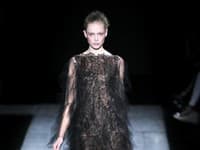Model z dielne Valentino.