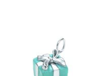 Tiffany kolekcia: Prívesok v tvare darčeka za 150$. 