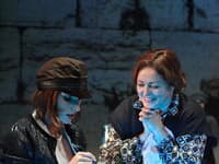 Zuzana Kanócz a Tatiana Kulíšková v inscenácii Mikve.