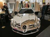 Sobraine milionársky veľtrh v Moskve: Pochrómovaný Mercedes v cene 300 000 dolárov.