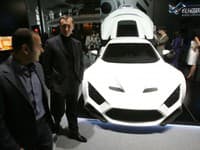 Sobraine milionársky veľtrh v Moskve: Klienti pri  Zenvo Shelby SuperCars v hodnote 1,5 milióna dolárov.