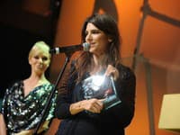 Návrhárka Charlotte Deffe preberá cenu Zahraničný návrhár roka za Marca Jacobsa.