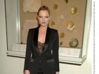 Kate Moss zvolila k saku trendy legínsy.