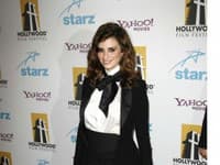 Penélope Cruz svoj smoking ozvláštnila bielou blúzkou.