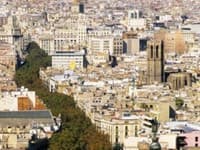 Letecký pohľad na pamätník Krištofa Kolumba a rušnú nákupnú ulicu La Rambla.
