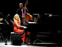Diana Krall s hudobníkom Robertom Herstom (v pozadí).