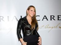 Aj Mariah Carey vsadila na kožu - čierna bundička do pása a kožené topánky jej výborne sedia.