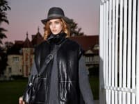 Modelka má na sebe: semišové čižmy, kašmírové minišaty a kabátik Hermés, kabelka a klobúk Lancel.