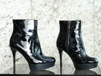 Lakované čierne čižmy Guess 205€.