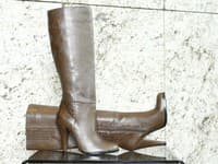 Vysoké kožené čižmy Guess 305€.