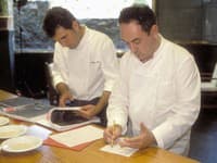 Šéfkuchár El Bulli Ferran Adria (vpravo) v kuchyni so svojím pomocníkom.