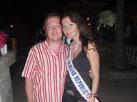 Zuzana Netušilová s manželom na svetovej súťaži mamičiek Mrs. World vo Vietname.
