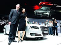 Šéf Audi Rupert Stadler a herečka Lucy Liu na prezentácii novinky.