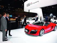 Arnold si pozerá Audi R8 Spyder 5.2 FSI.