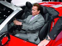 Arnold Schwarzenegger v Audi R8 Spyder.