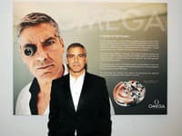 Herec George Clooney pred vizuálom kampane Omega.