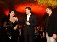 Iveta Malachovská a dizajnér Boris Hanečka. Uprostred moderátor večera Peter Novák.