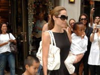 Herečka Angelina Jolie s adotovanými deťmi Madoxom a Zaharou.
