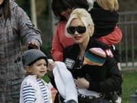 Gwen Stefani so synmi Kingstonom a Zumom.