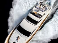 Luxus na vode - model 881 RPH od talianskej spoločnosti Ferretti Yachts. 