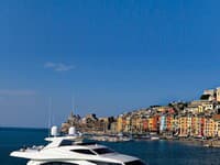 Luxus na vode - model 881 RPH od talianskej spoločnosti Ferretti Yachts. 