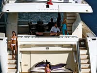 Luxus na vode - model 881 RPH od talianskej spoločnosti Ferretti Yachts. 