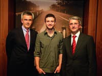 Justin Timberlake s CEO Audi Rubertom Stadlerem a členom predstavenstva pre marketing a obchod Petrom Schwarzenbauerom.