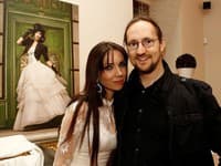 Jana Pištejová a fotograf Peter Frolo, ktorého fotografie modelov boli vystavené počas prehliadky.