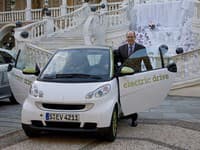 Monacký princ Albert II. vyskúšal dvojicu ekologických modelov nemeckej automobilky Mercedes¬-Benz. 