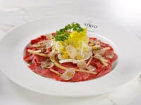 Carpaccio servírované v talianskej reštaurácii Sirio.