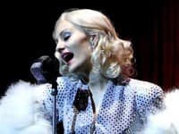 Karin Olasová ako Marlene Dietrich v predstavení Edith a Marlene.