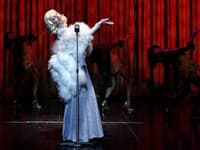 Karin Olasová ako Marlene Dietrich v predstavení Edith a Marlene.