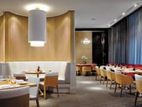 Shangri-La Hotel, Vancouver v Kanade.