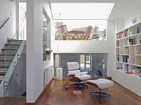 Lampa Arco s mramorovým podstavcom v kombinácii Lounge Chair&Ottoman od Charlesa Eamsa.