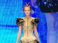 Modely Alexandra McQueena.