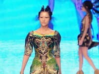 Modely Alexandra McQueena.
