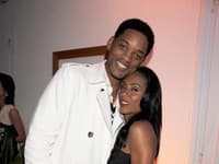 Will Smith volí biely trenčkot Burberry.