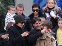 Prominentné dieťa Suri Cruise tiež nosí trenčkot Burberry.