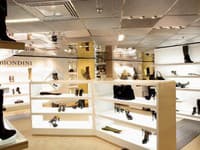 Obchodný dom Lafayette Galeries v Paríži plný luxusných značiek.