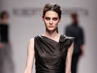 Asymetricky pôsobiace čierne kožené šaty z Madrid Fashion Week. 