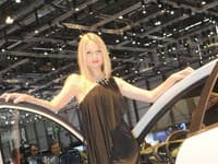 Autosalón Ženeva 2010: k autám patria aj hostesky.