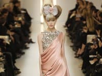 Model z kolekcie Chanel Haute Couture jar/leto 2010.