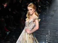 Róba z kolekcie Haute Couture jar/leto 2010 značky Elie Saab.