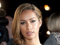 Na aktuálny asymetrický vrkoč stavila aj speváčka Leona Lewis. 