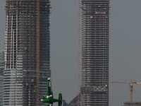 Red Bull Air Race 2010 v Abu Dhabi.