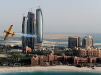 Red Bull Air Race 2010 v Abu Dhabi.