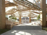Pavilón navrhnutý Frankom Gehrym.