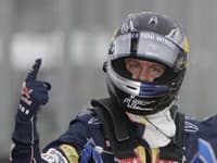 F1 v Austrálii: Sebastian Vettel sa teší z prvého miesta na štarte.